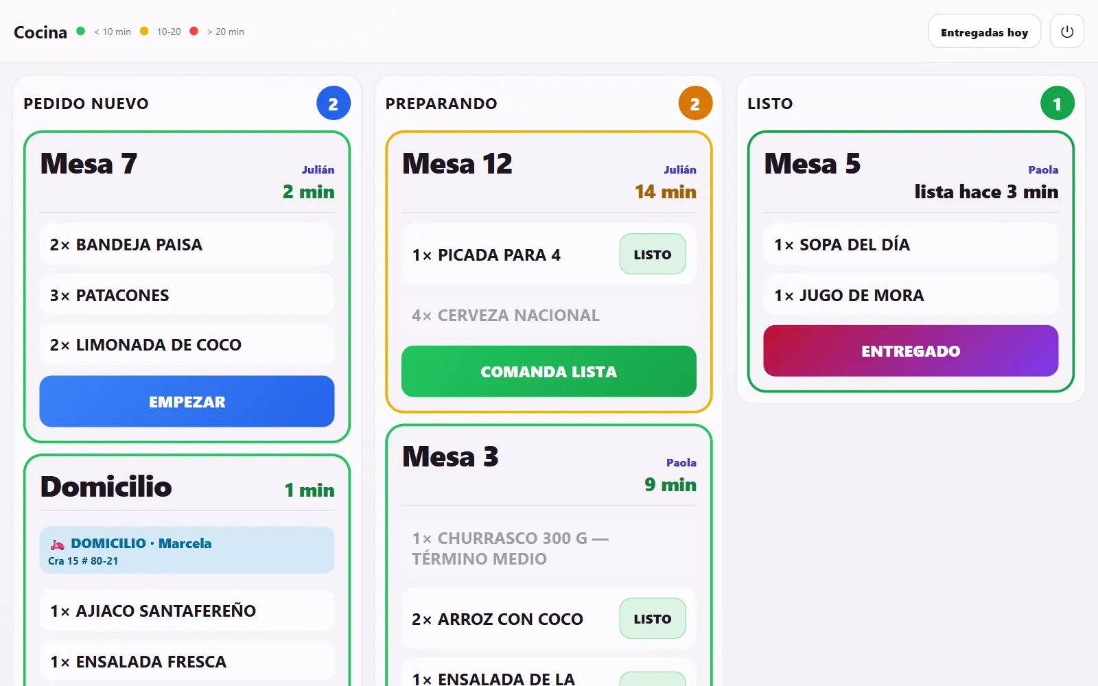 Pantalla de cocina de Clonexa: comandas de mesas y domicilios en columnas Pedido nuevo, Preparando y Listo, con sus tiempos